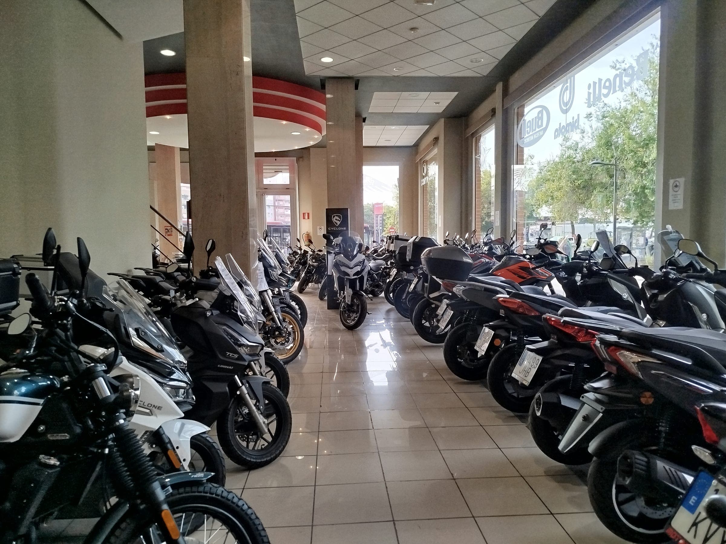 Exposición de motos de ocasión en la tienda de MotoCasionWEB en Valencia