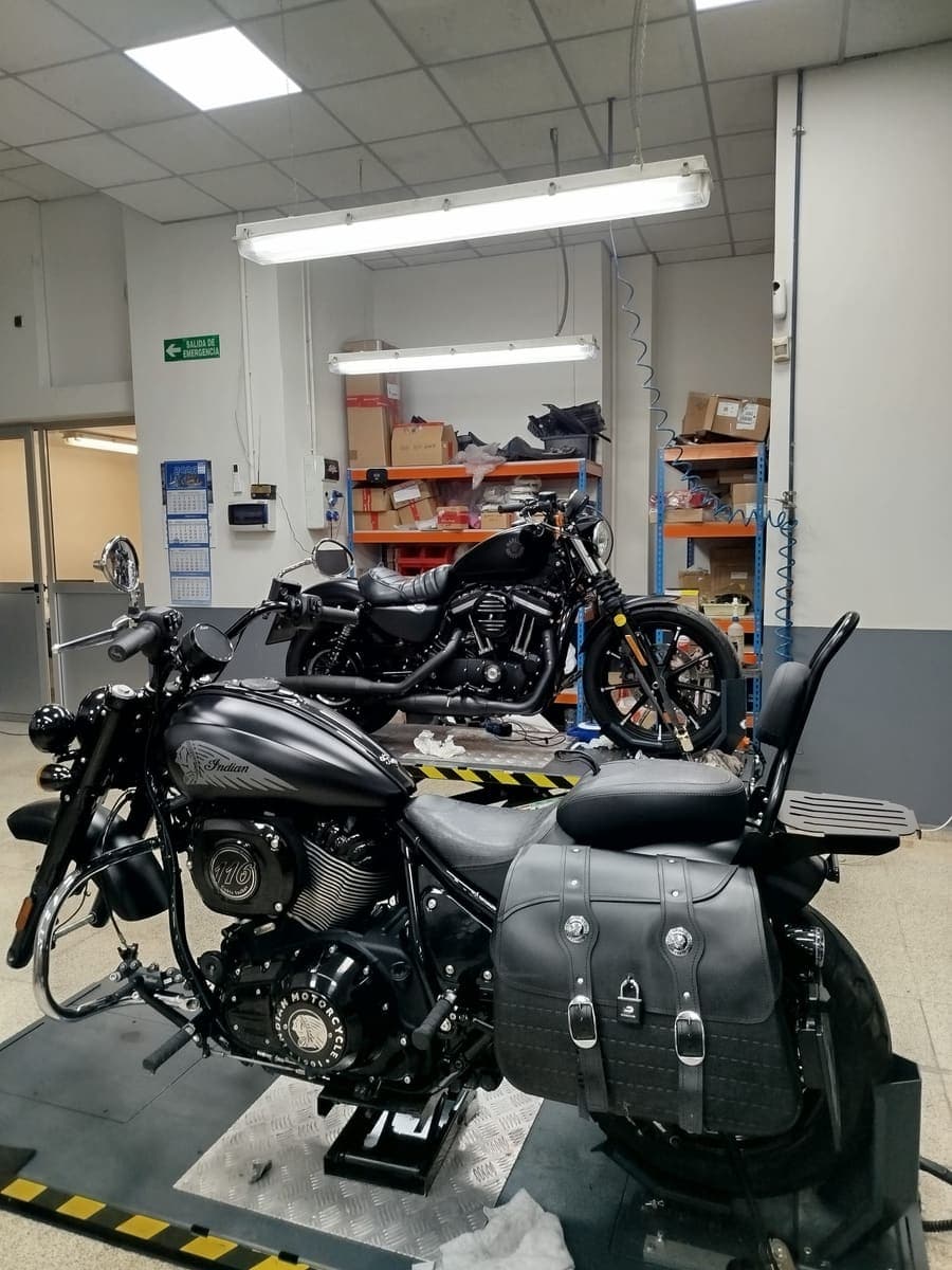 Indian Chief en el elevador del taller oficial Indian de MotoCasionWEB en Sedaví (Valencia)