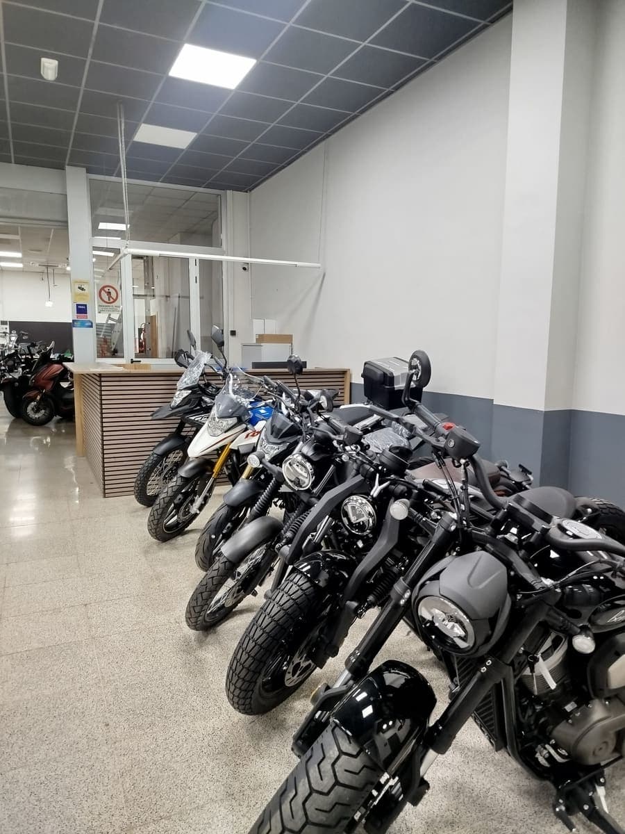 Motos Cyclone y Benda nuevas en la recepción del taller de MotoCasionWEB en Sedaví