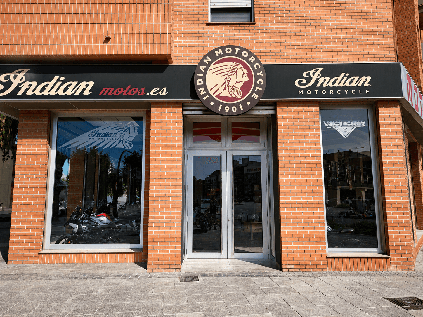 Fachada del concesionario oficial Indian Motorcycle en Valencia