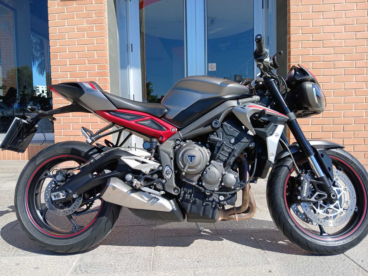 Triumph STREET TRIPLE R